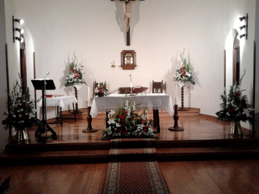 iglesia adornada con flores