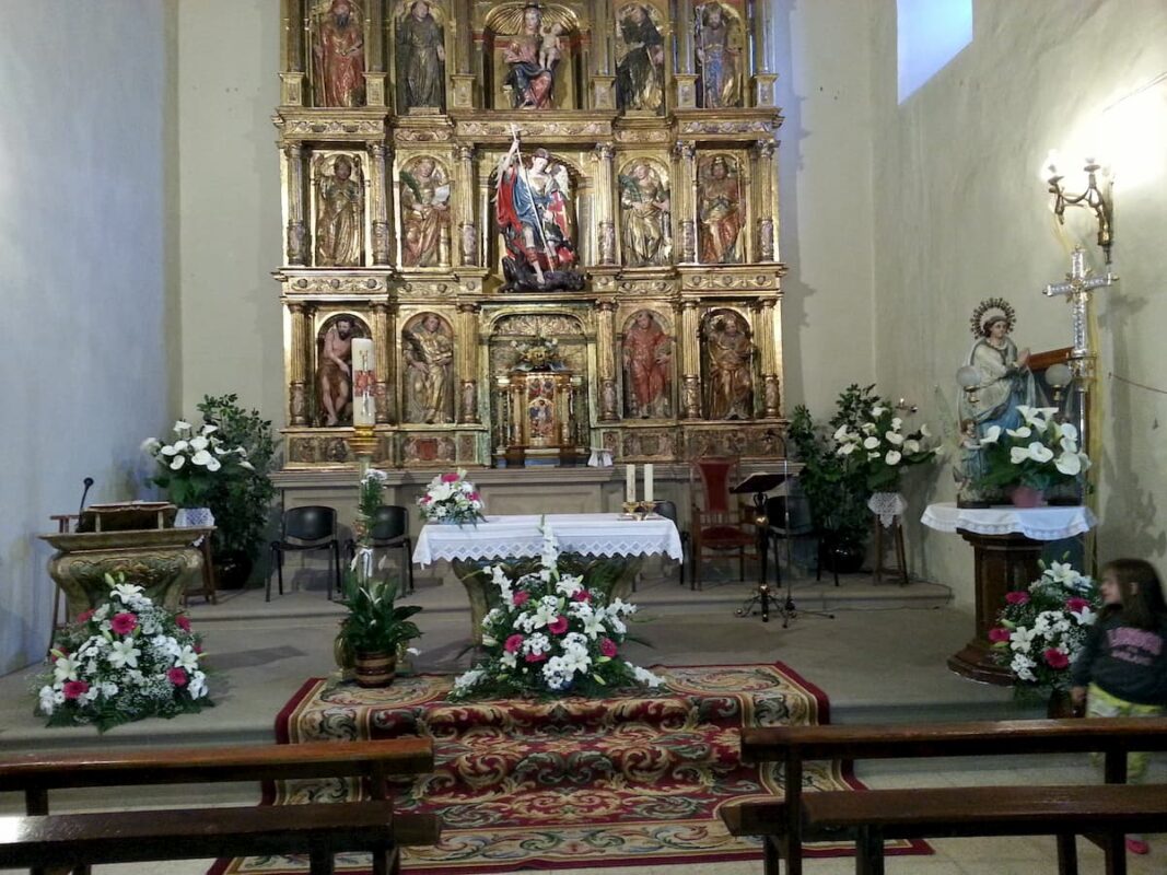 iglesia adornada con flores