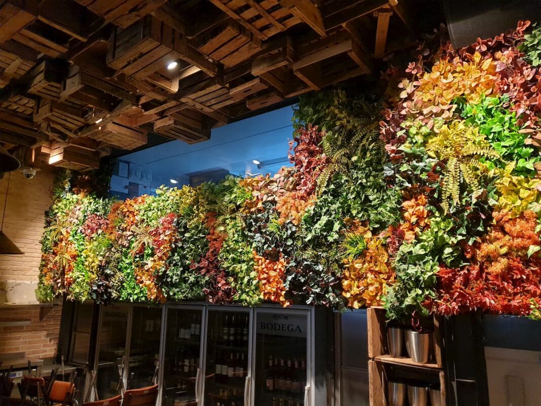 bar decorado con plantas