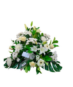 Centro funerario blanco con lilium, rosas y gerberas