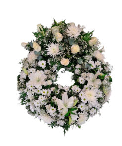 Corona funeraria blanca con lilium, rosas y crisantemos