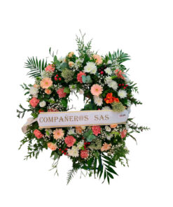 Corona funeraria colorida con gerberas y claveles