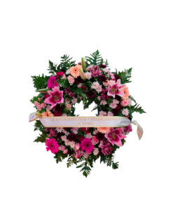 Corona funeraria en tonos rosados con lilium y gerberas