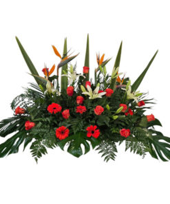 Centro funerario con rosas rojas, lirios blancos y aves del paraíso